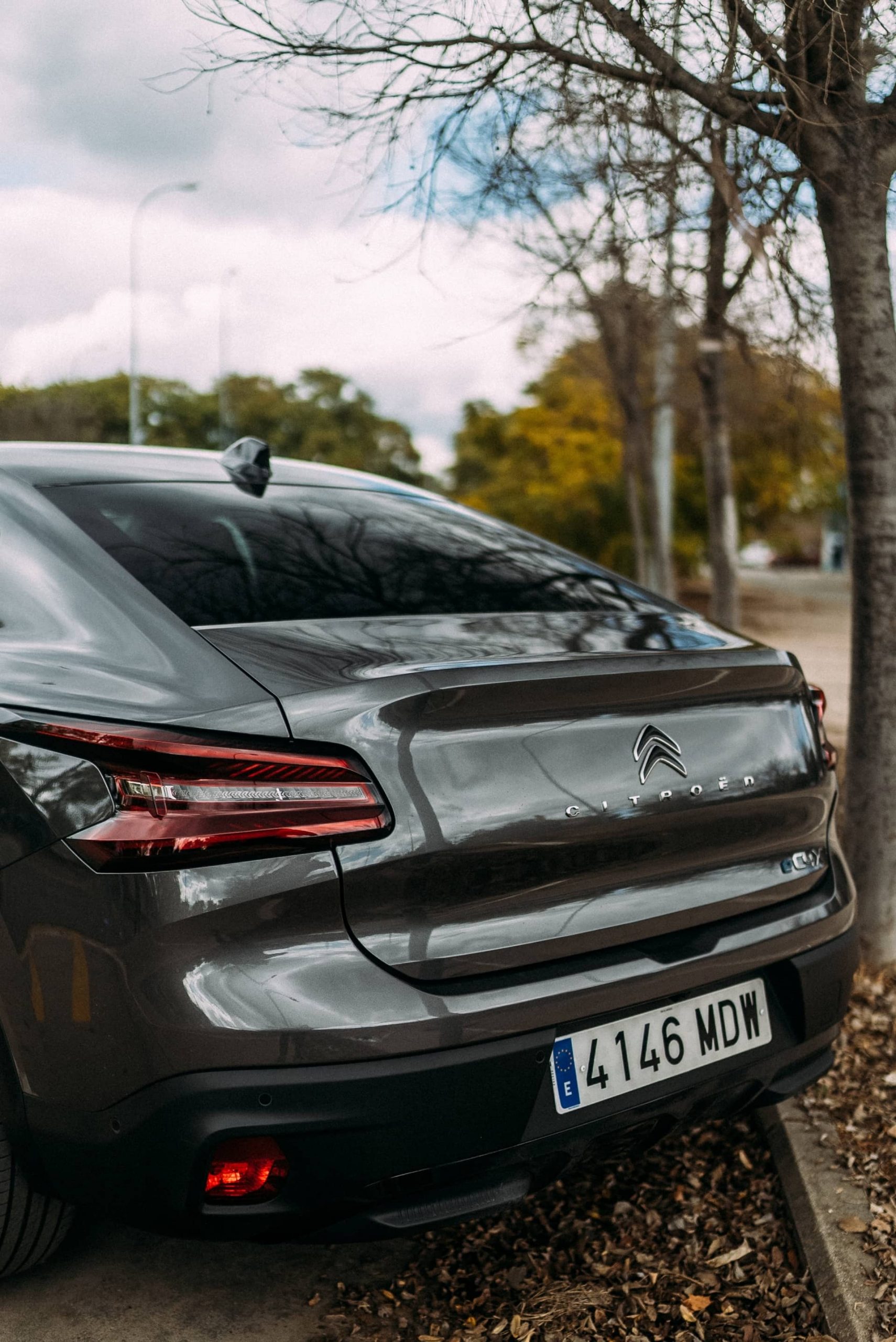 Vista de perfil trasero del Citroën C4 X, destacando su diseño y luces.