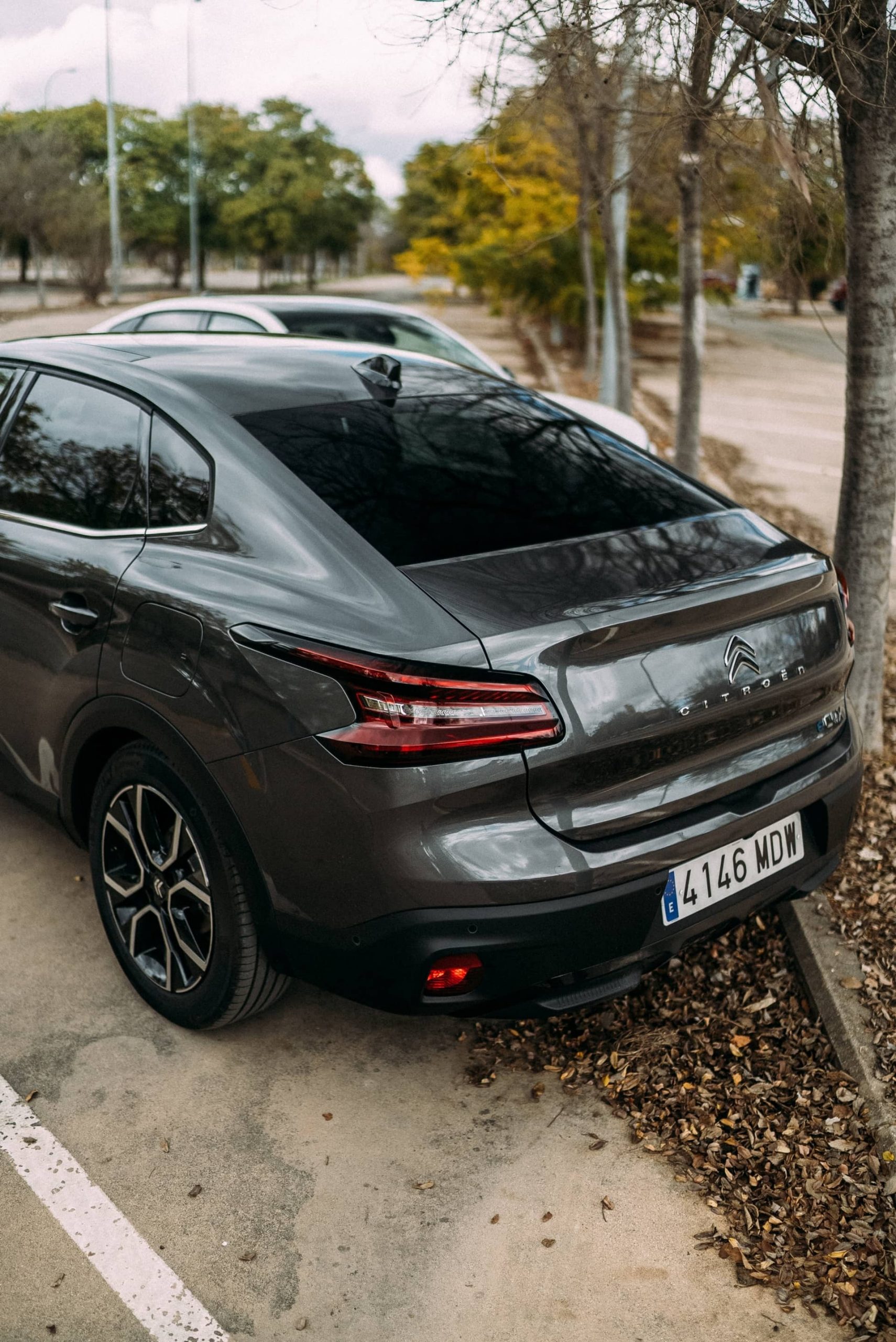 Vista trasera y lateral del Citroën C4 X que muestra su diseño distintivo.