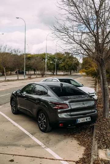 Vista trasera y lateral del Citroën C4 X mostrando su diseño aerodinámico.
