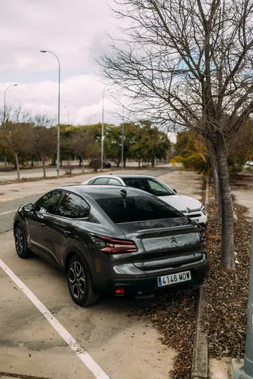 Citroën C4 X mostrando su diseño trasero y perfil lateral.