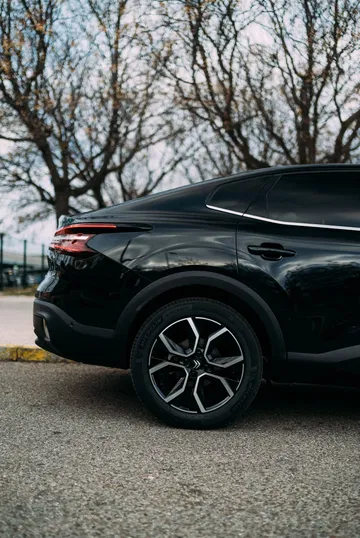 Vista angular trasera que muestra diseño de rueda y línea de cintura del Citroën C4 X.