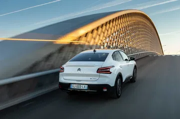 Vista trasera y lateral del Citroën C4 X, destacando su diseño moderno.