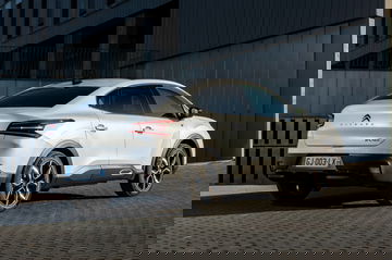 Vista angular trasera que destaca el diseño del Citroën C4 X.