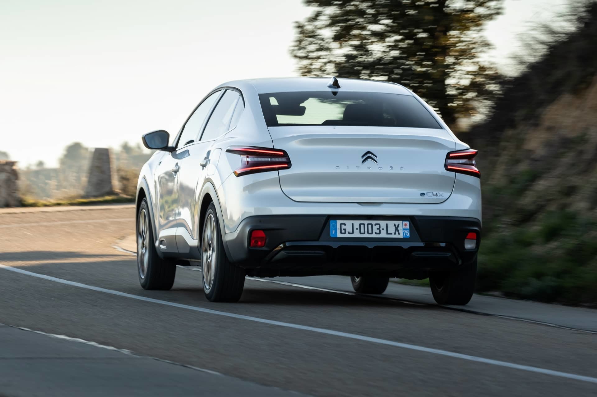 Vista trasera y lateral del Citroën C4 X, destacando su diseño y proporciones