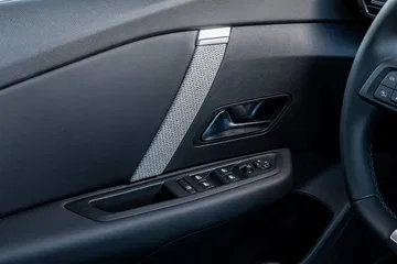 Vista de la consola central del Citroën C4 X, destacando acabados y ergonomía.