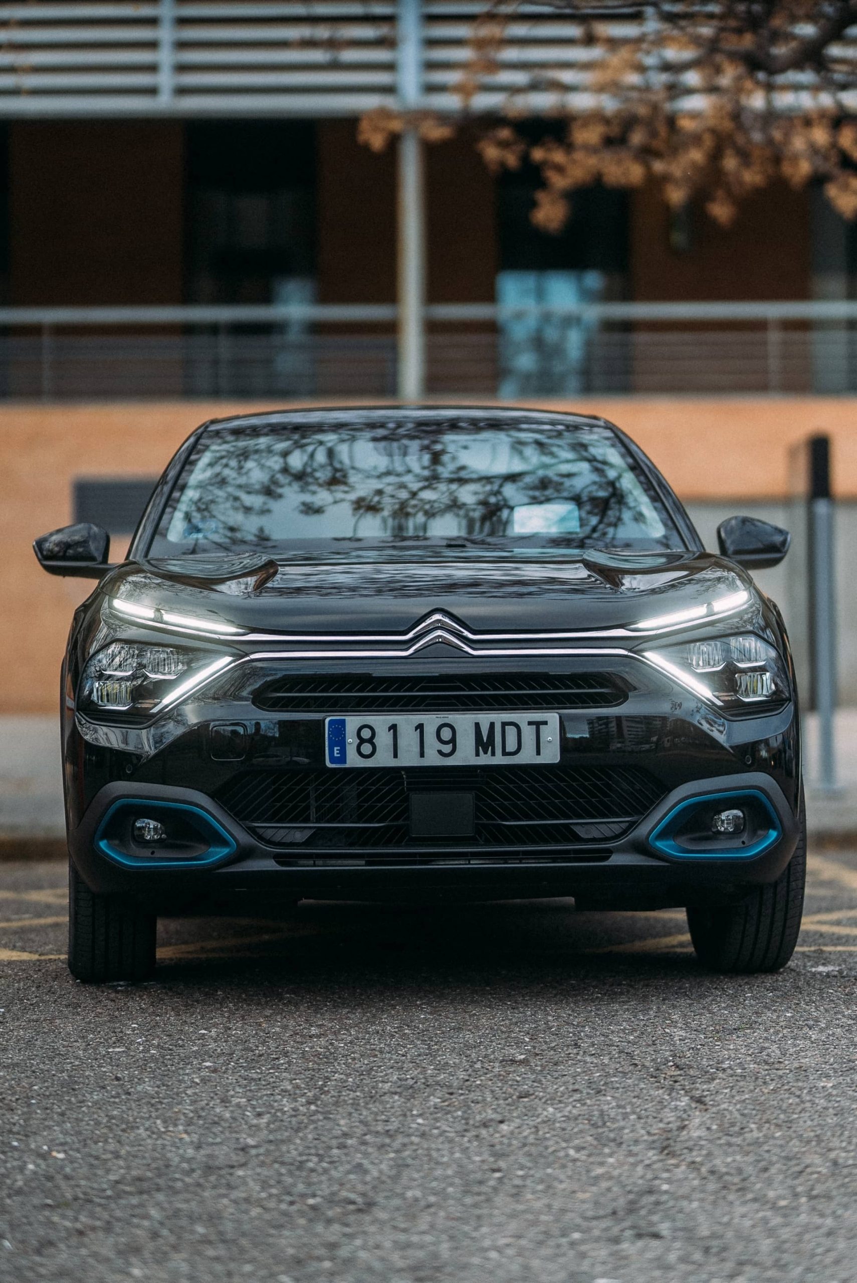 Vista frontal del Citroën C4 X mostrando su diseño distintivo.