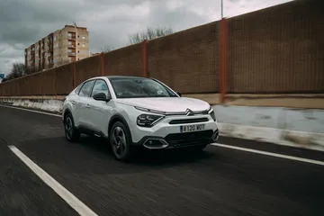 Vista dinámica lateral del Citroën C4 X en movimiento.