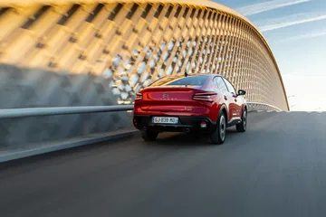 Vista dinámica de la trasera y lateral del Citroën C4 X