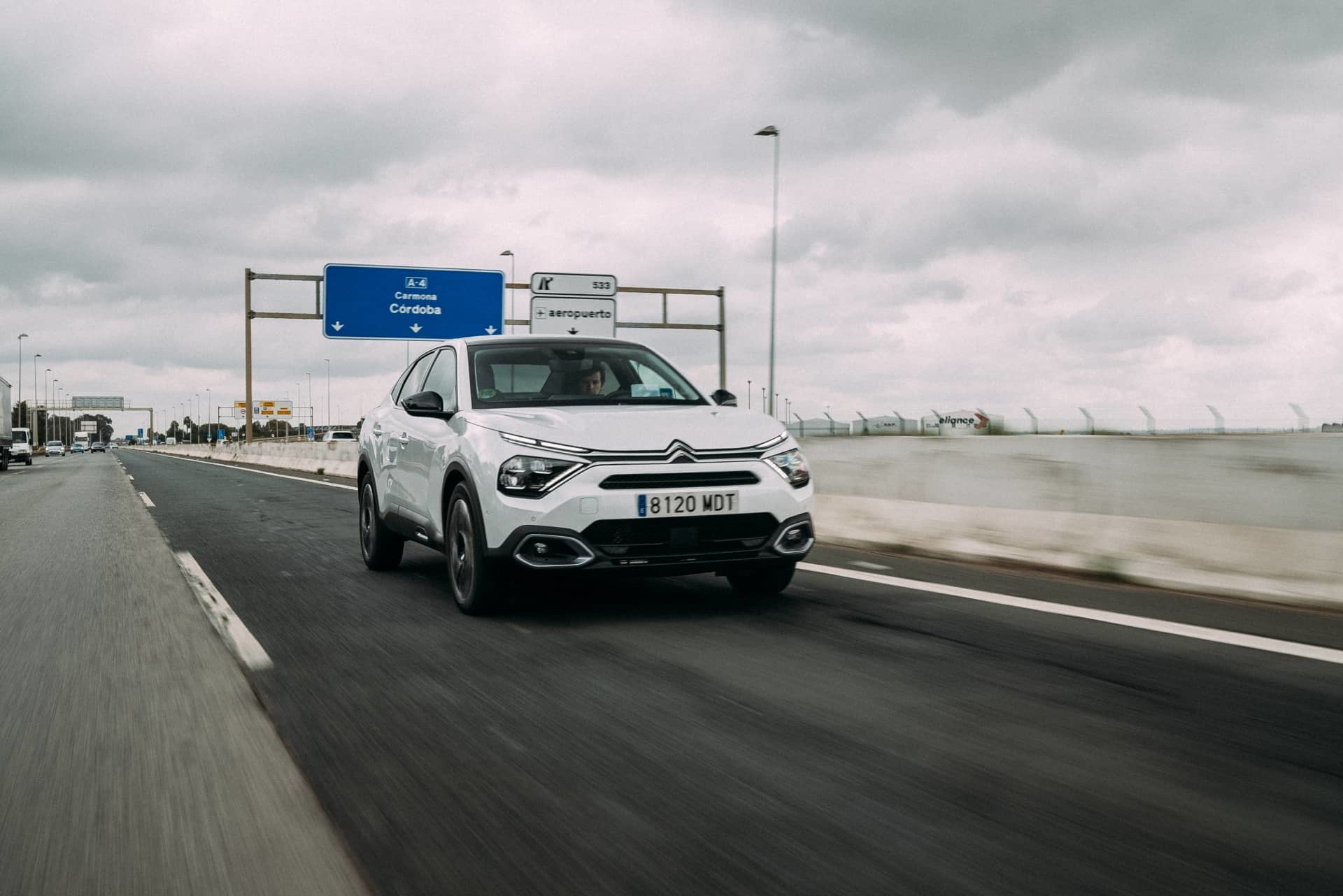 Citroën C4 X circulando por carretera, vista dinámica frontal y lateral.