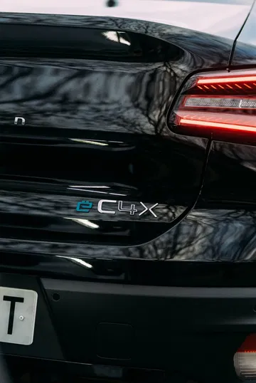 Vista parcial de la zaga del Citroën C4 X, enfocando en pilotos y badging.