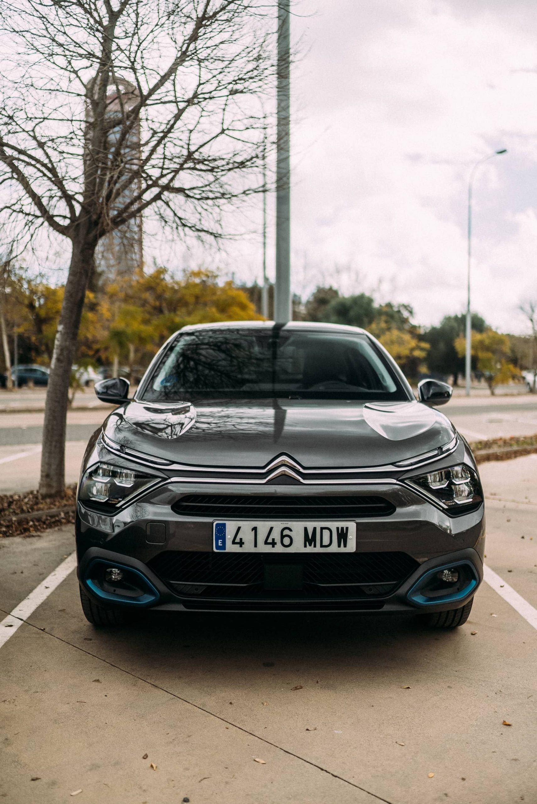 Vista frontal del Citroën C4 X destacando su parrilla y faros característicos.