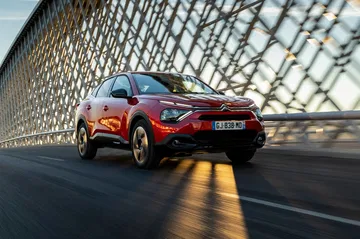 Vista dinámica del Citroën C4 X mostrando líneas aerodinámicas.