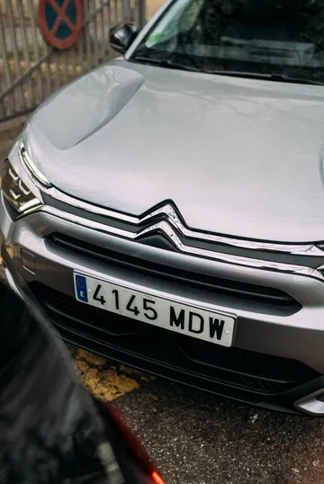 Vista angular fronta del Citroën C4 X, mostrando el diseño distintivo de la marca.