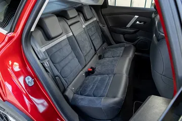 Vista del espacio y comodidad que brinda el asiento trasero del Citroën C4 X.