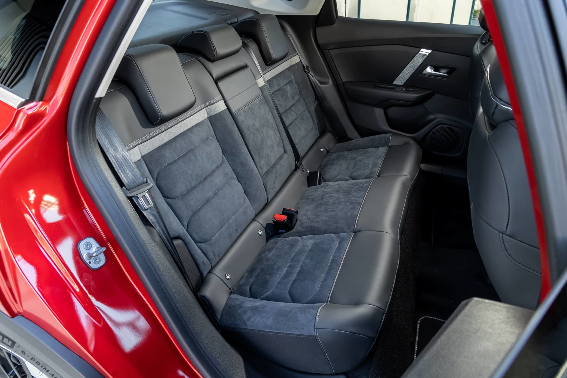 Vista del espacio y comodidad que brinda el asiento trasero del Citroën C4 X.