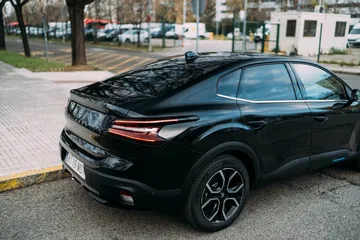 Vista trasera y lateral del Citroën C4 X, destacando su diseño dinámico.