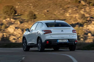 Vista trasera y lateral del Citroën C4 X resaltando su diseño.