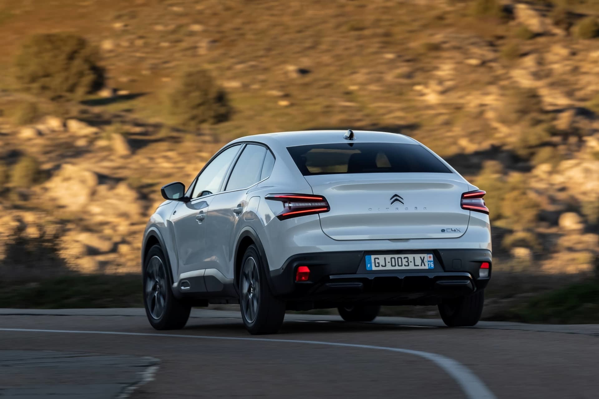 Vista trasera y lateral del Citroën C4 X resaltando su diseño.