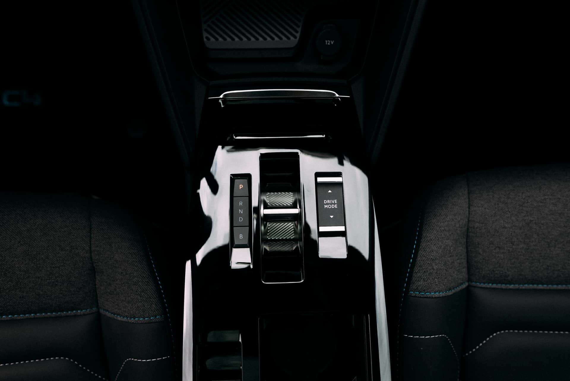 Vista superior de la consola central del Citroën C4 X, destacando su diseño ergonómico.