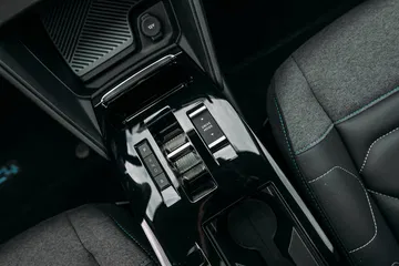 Vista de la consola central con la palanca de cambios del Citroën C4 X
