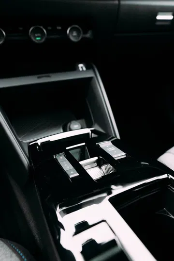 Vista del compartimiento de almacenamiento central del Citroën C4 X.