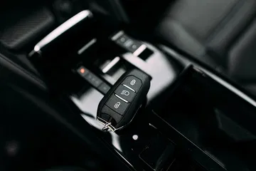 Vista del sistema de mando del cambio automático del Citroën C4 X.