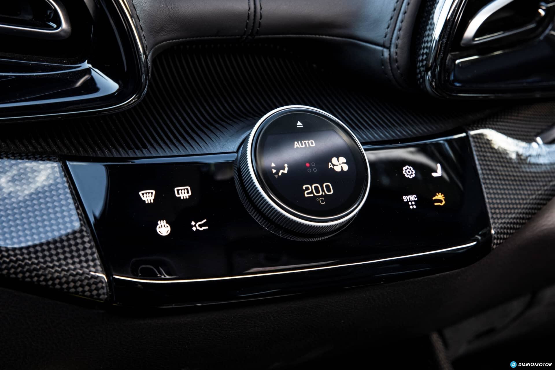 Vista detallada de la consola central del Ferrari Purosangue.