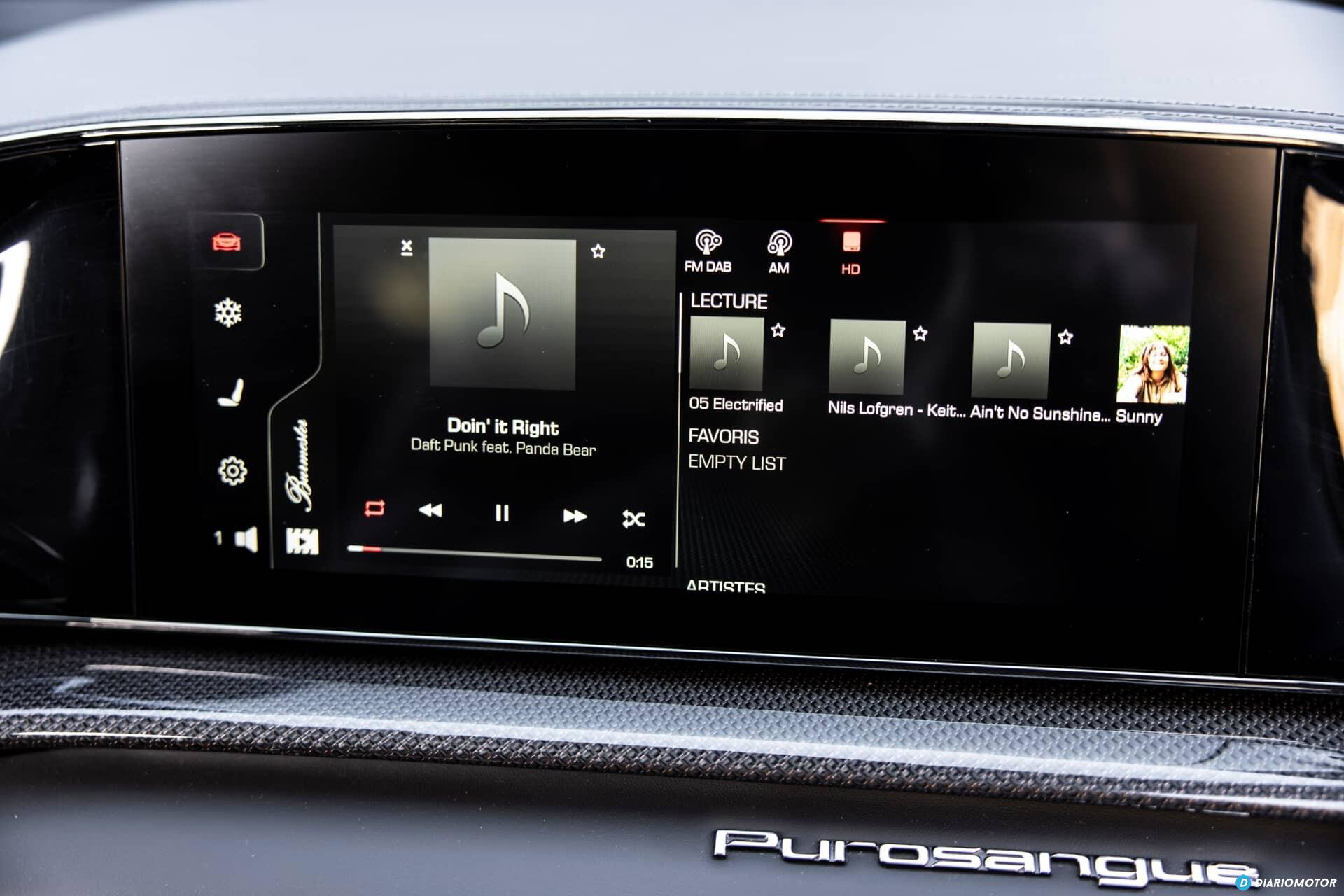 Vista cercana de la pantalla táctil y controles en la consola central