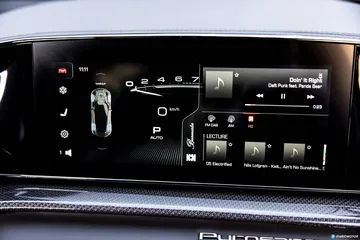 Vista de la consola central y pantalla táctil del Ferrari Purosangue.