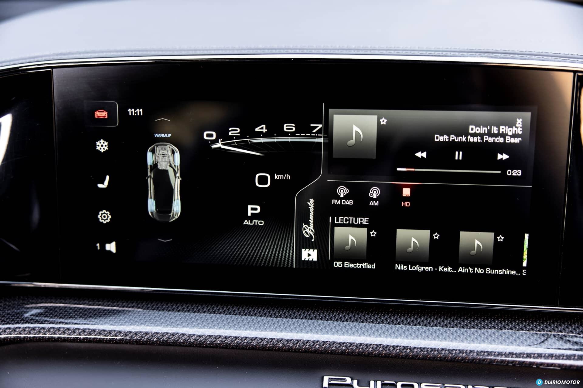 Vista de la consola central y pantalla táctil del Ferrari Purosangue.