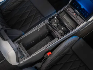 Vista de la consola central del Ford Explorer con acabados sofisticados.