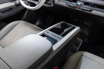 Imagen de la consola central del KIA EV9, con acabados modernos y tecnología de vanguardia.