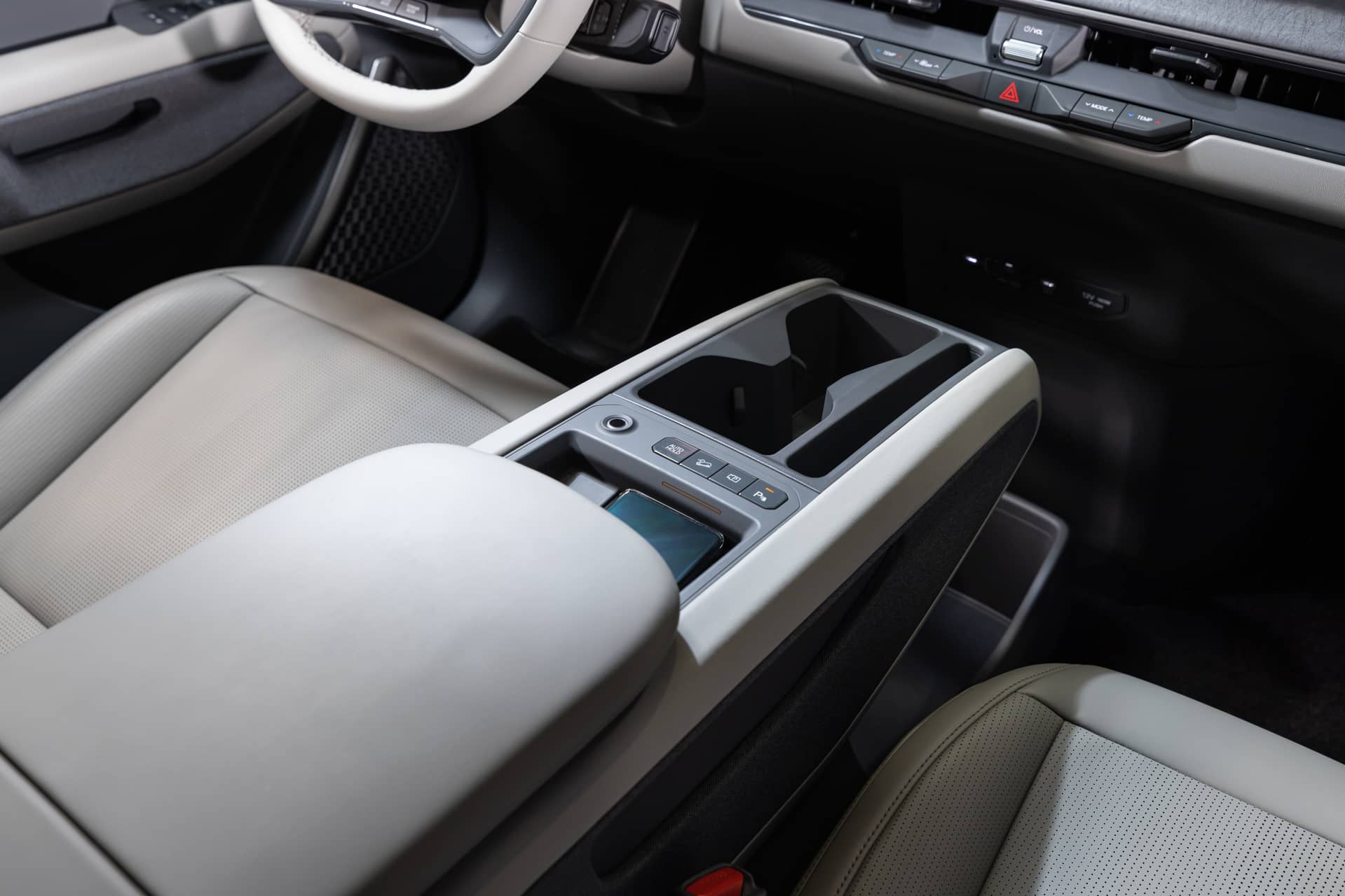 Imagen de la consola central del KIA EV9, con acabados modernos y tecnología de vanguardia.