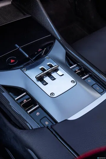 Vista cercana de la consola central del Ferrari Purosangue.