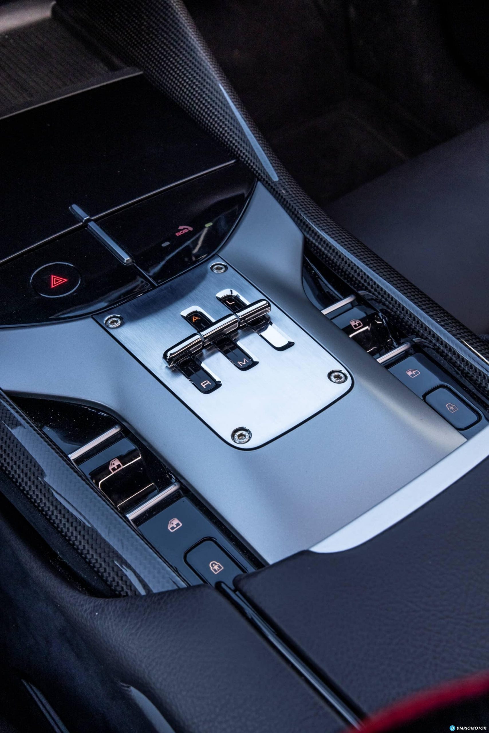 Vista cercana de la consola central del Ferrari Purosangue.