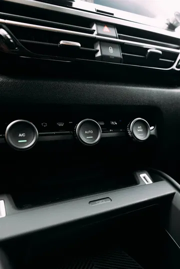 Vista de los mandos del sistema de climatización del Citroën C4 X.