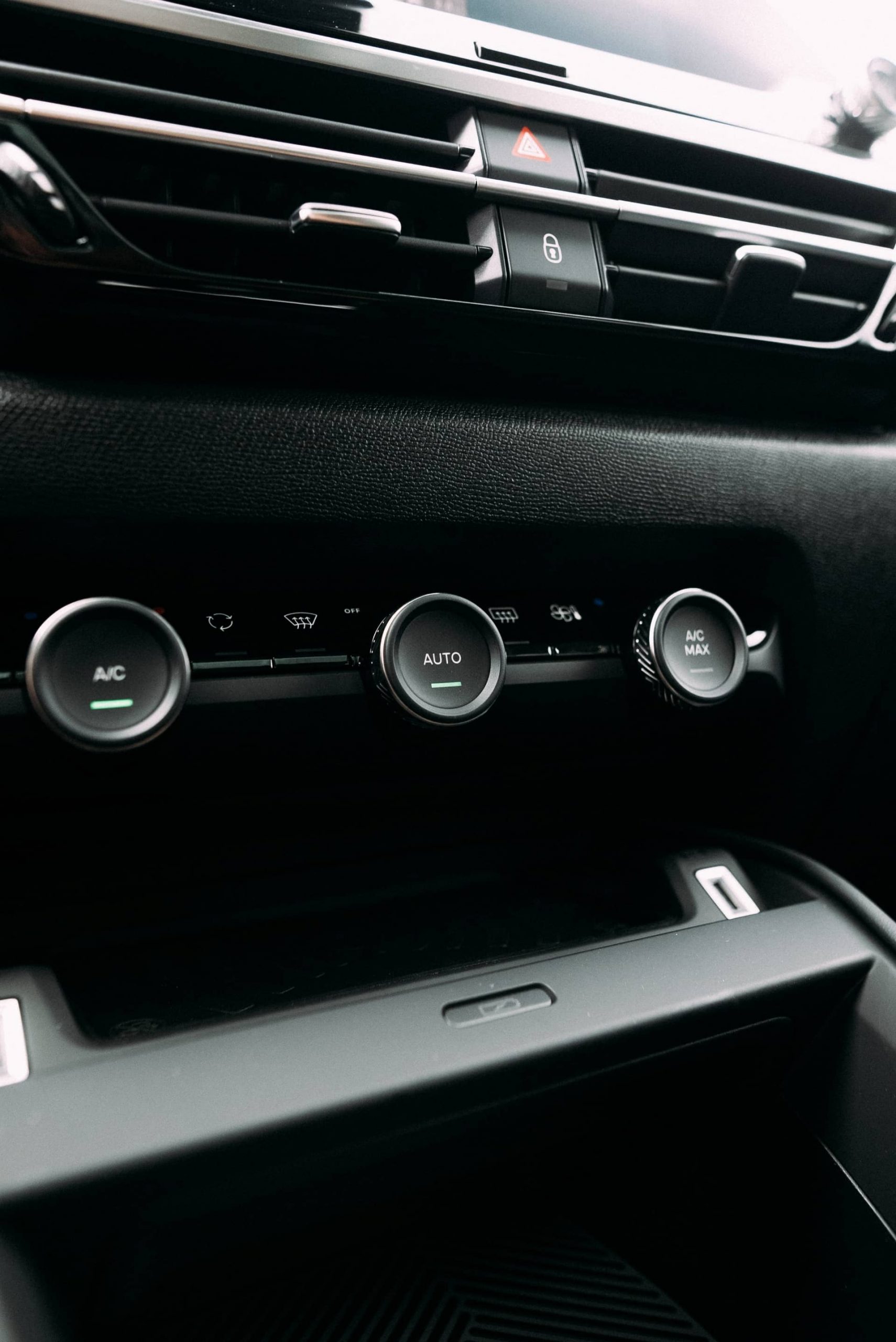Vista de los mandos del sistema de climatización del Citroën C4 X.