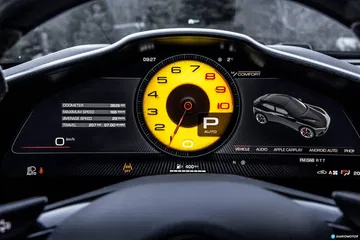 Vista del cuadro de instrumentos con emblema de Ferrari en el centro.