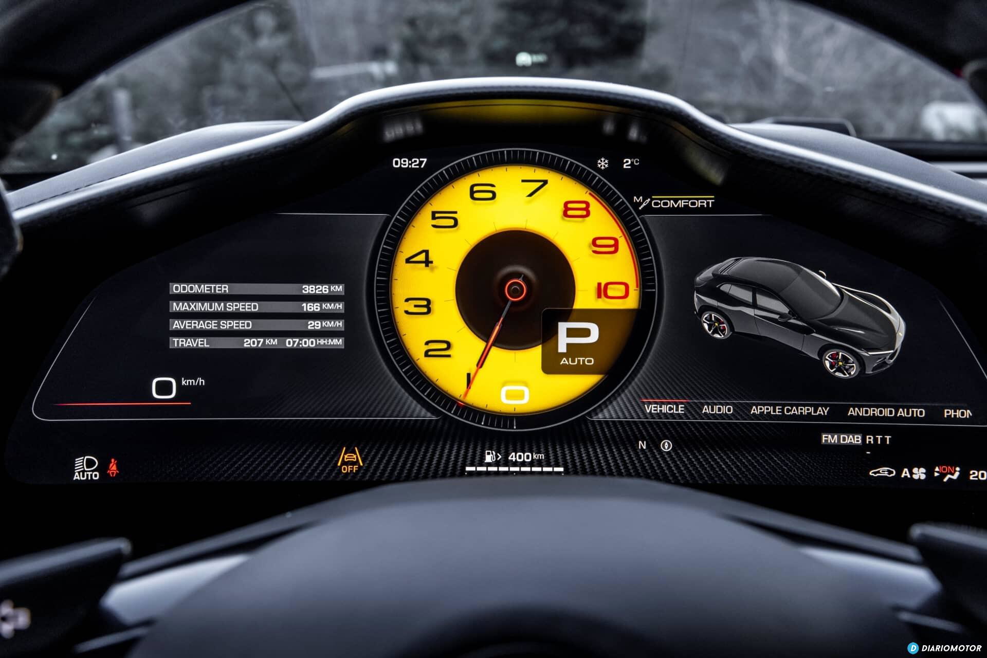 Vista del cuadro de instrumentos con emblema de Ferrari en el centro.