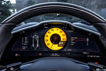 Close-up del cuadro de instrumentos con el icónico emblema de Ferrari.