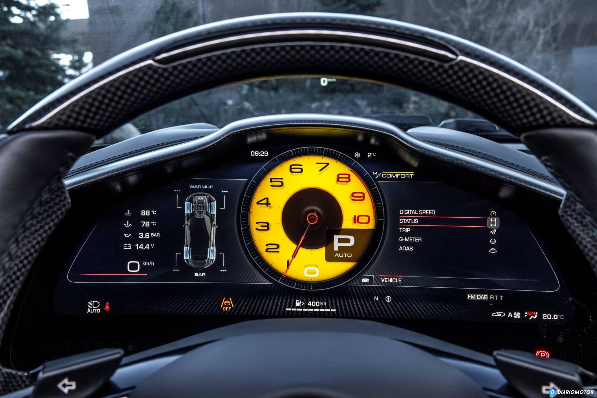 Close-up del cuadro de instrumentos con el icónico emblema de Ferrari.