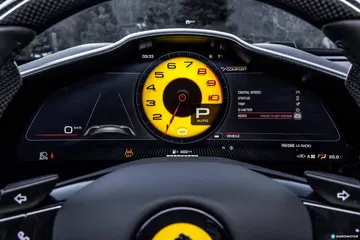 Vista del cuadro de instrumentos con el logo de Ferrari destacado.