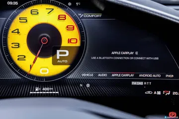 Imagen del cuadro de instrumentos del Ferrari Purosangue, con acabados de alta calidad.