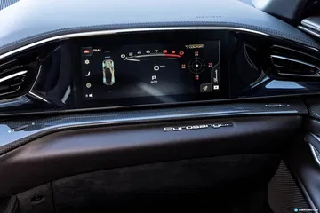 El cuadro de instrumentos digital del Ferrari Purosangue muestra datos de conducción en alta resolución.