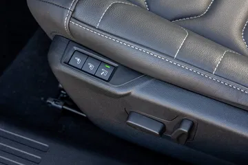 Vista de los controles de ajuste del asiento del Citroën C4 X.
