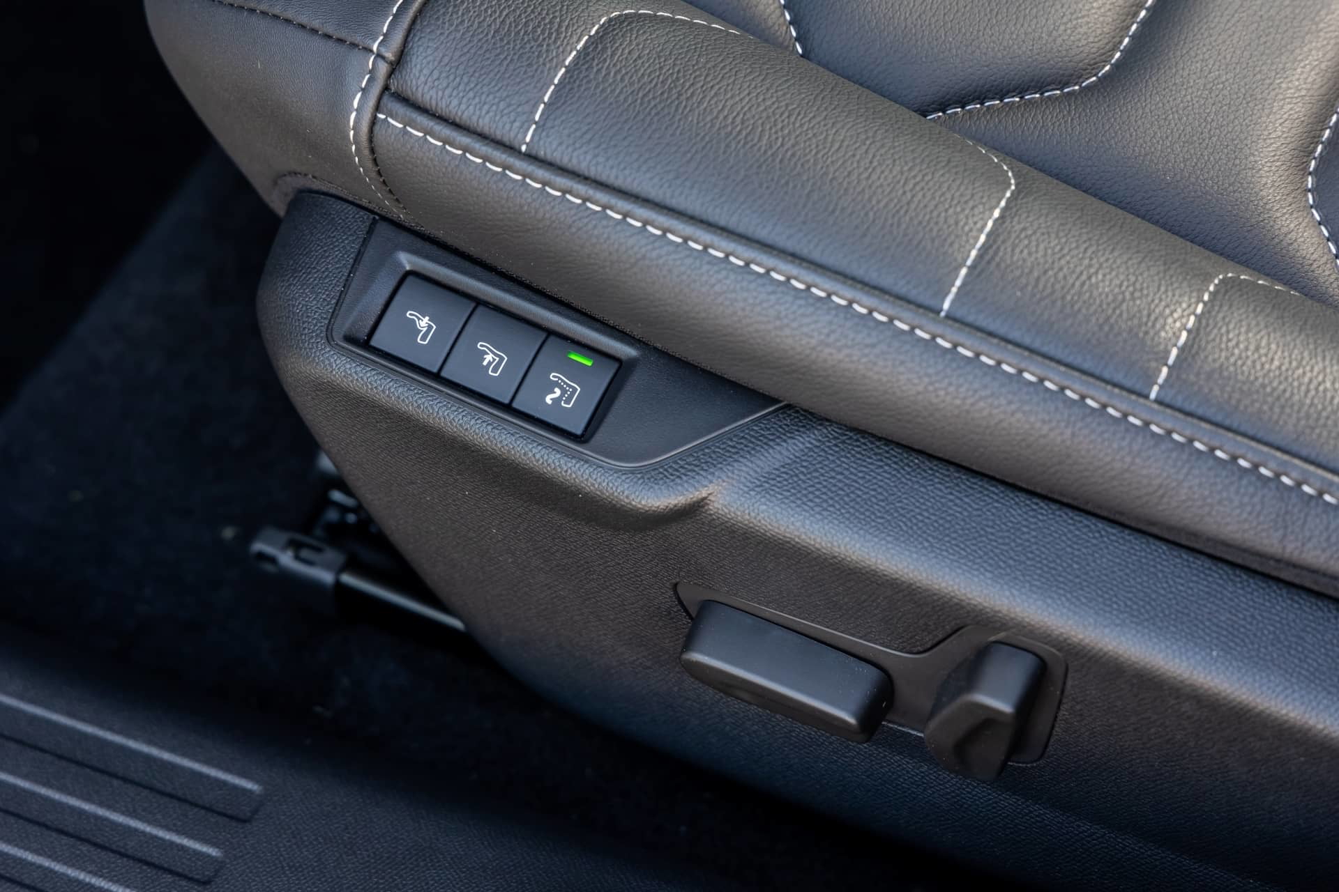 Vista de los controles de ajuste del asiento del Citroën C4 X.