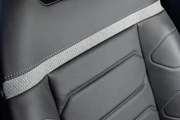 Vista cercana de la textura y material del asiento del Citroën C4 X.