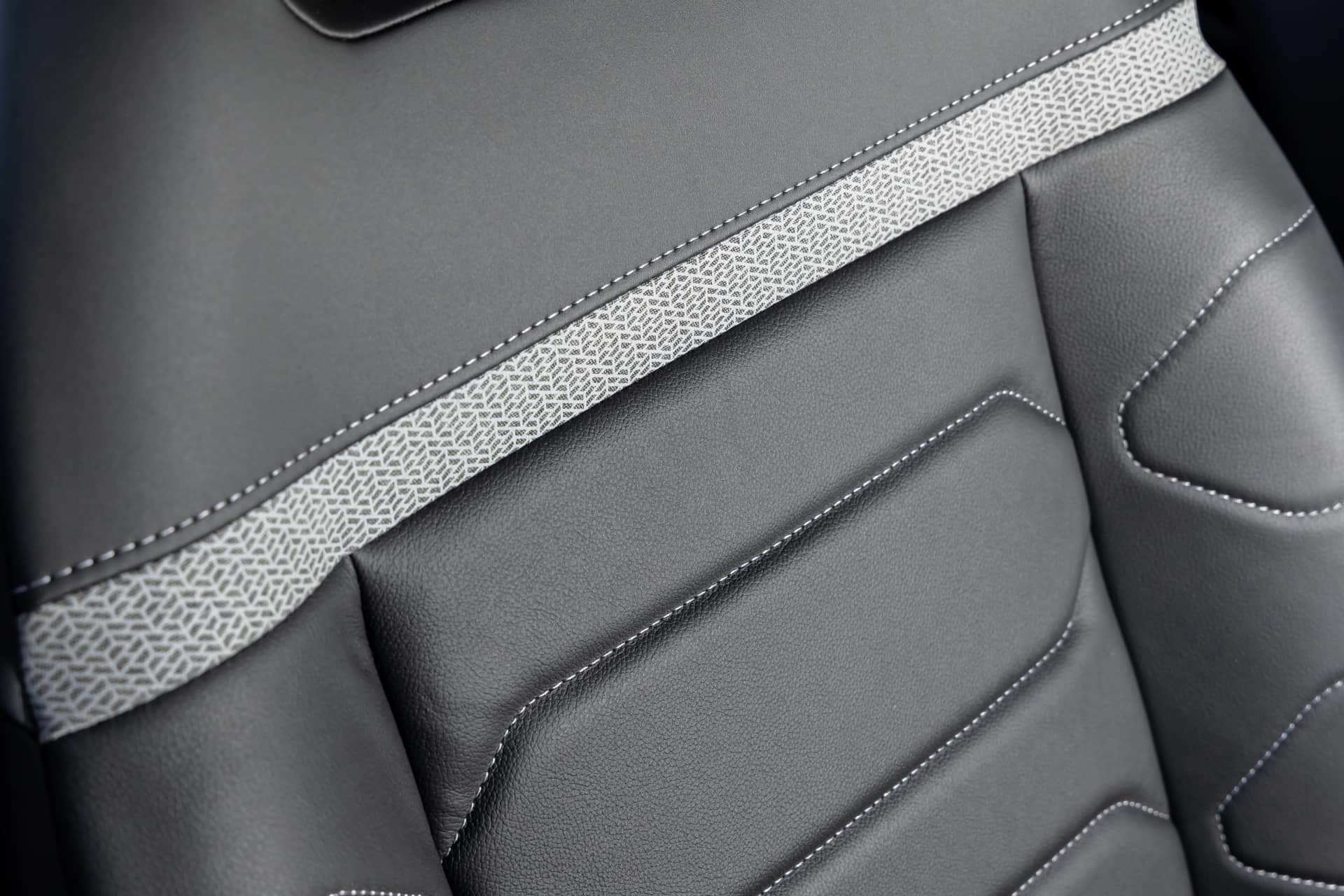 Vista cercana de la textura y material del asiento del Citroën C4 X.