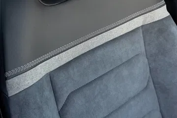 Vista cercana de la costura y textura del asiento del Citroën C4 X.
