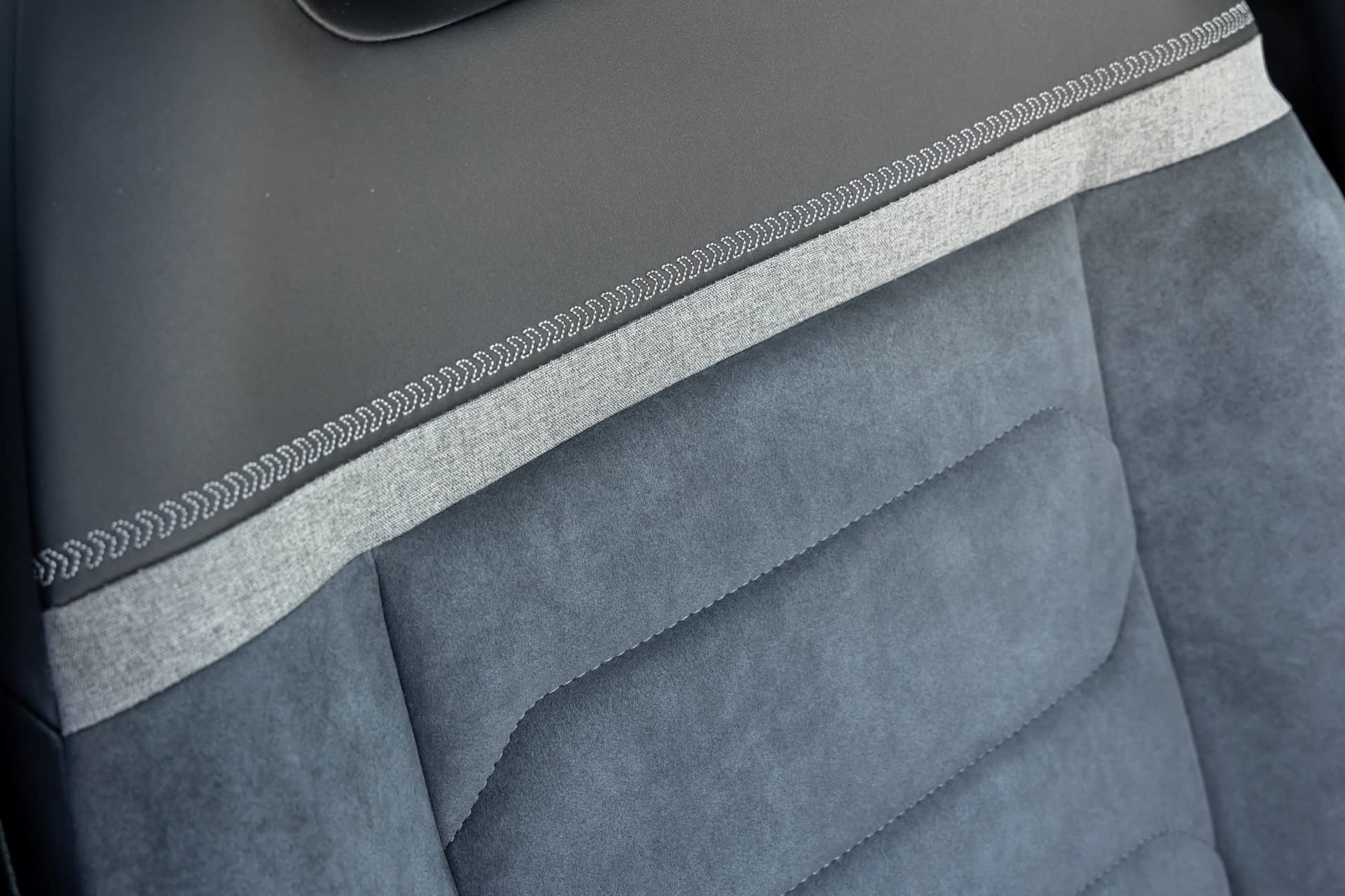 Vista cercana de la costura y textura del asiento del Citroën C4 X.